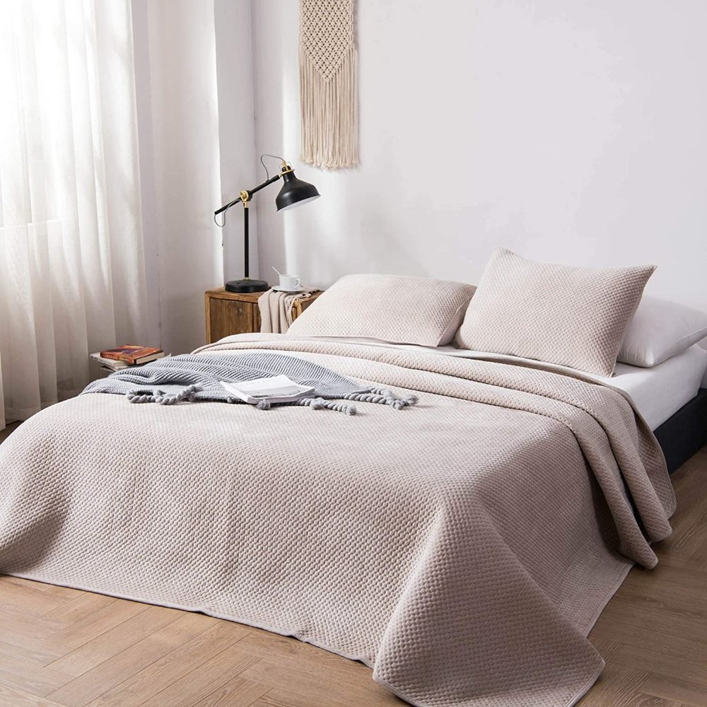 Plush Velvet King Size Bedding Set Coverlet 2 Shams 2 Pillows Like New - Picture 2 of 7